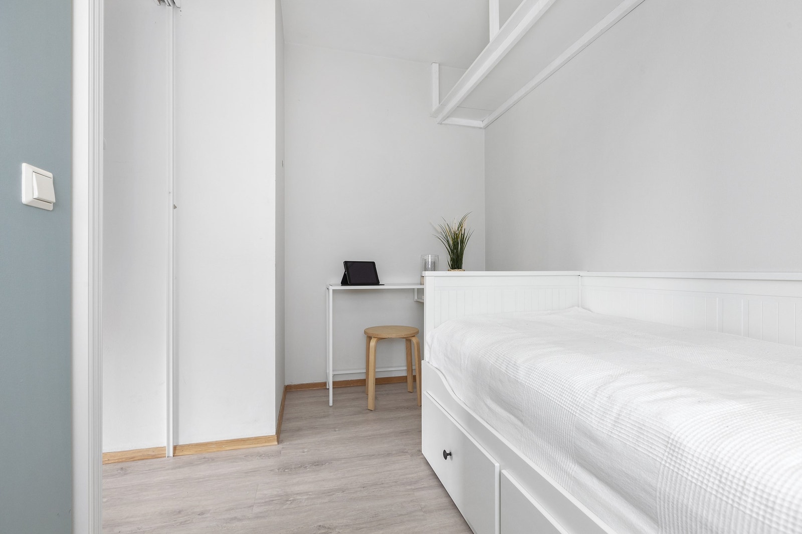 Rommet benyttes også som hjemmekontor da det er god plass til arbeidsbord. Galleribilde