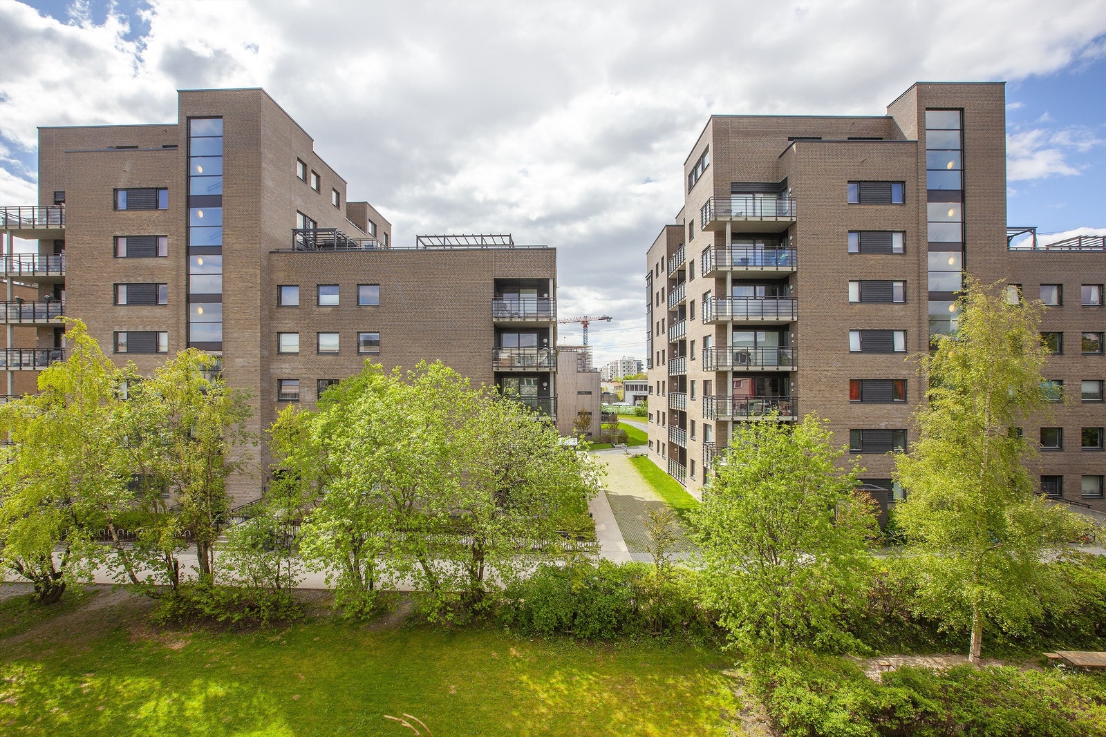 Hyggelig sydvendt utsikt over pent opparbeidet indre gårdsrom. Galleribilde