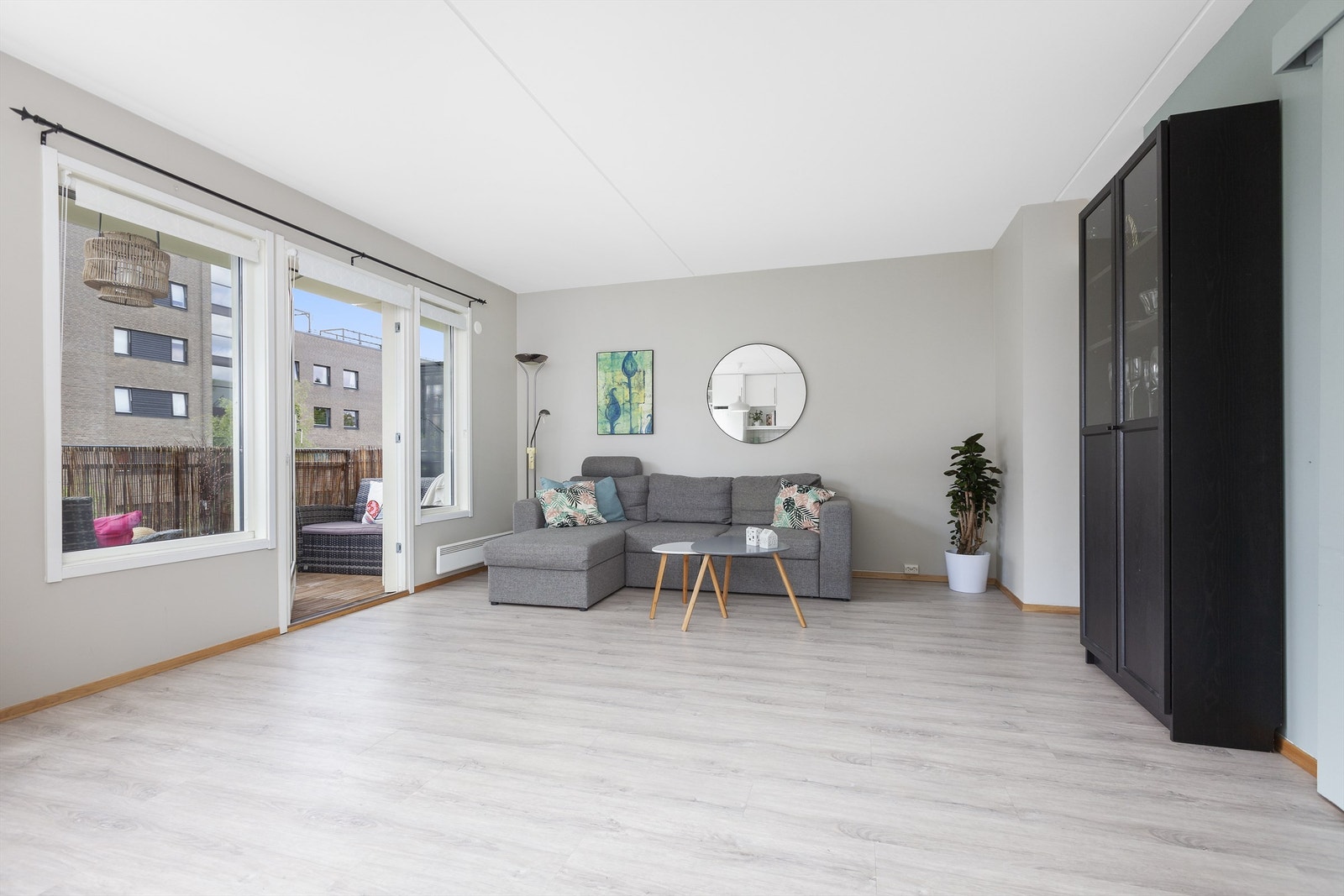 Stue med åpen kjøkkenløsning. Her er det god plass til sofagruppe og spisebord. Galleribilde