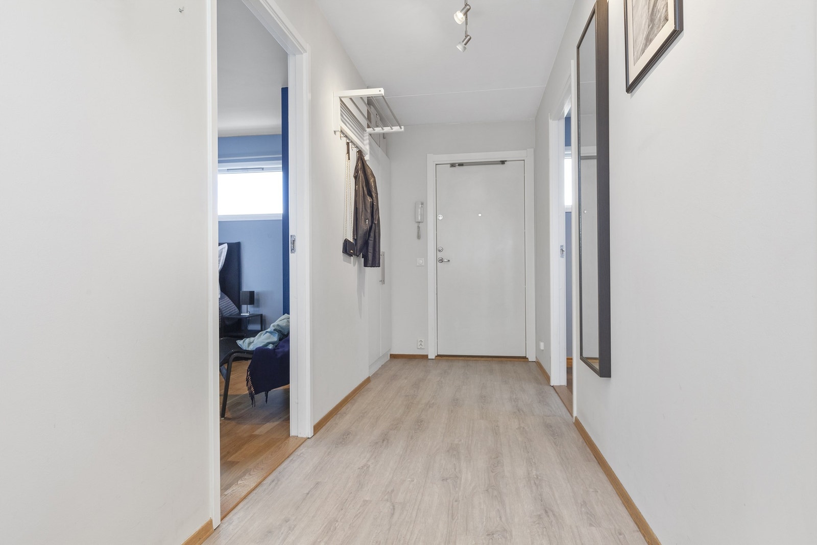 Romslig og lys entré med gode oppbevaringsmuligheter i garderobeskap. Galleribilde