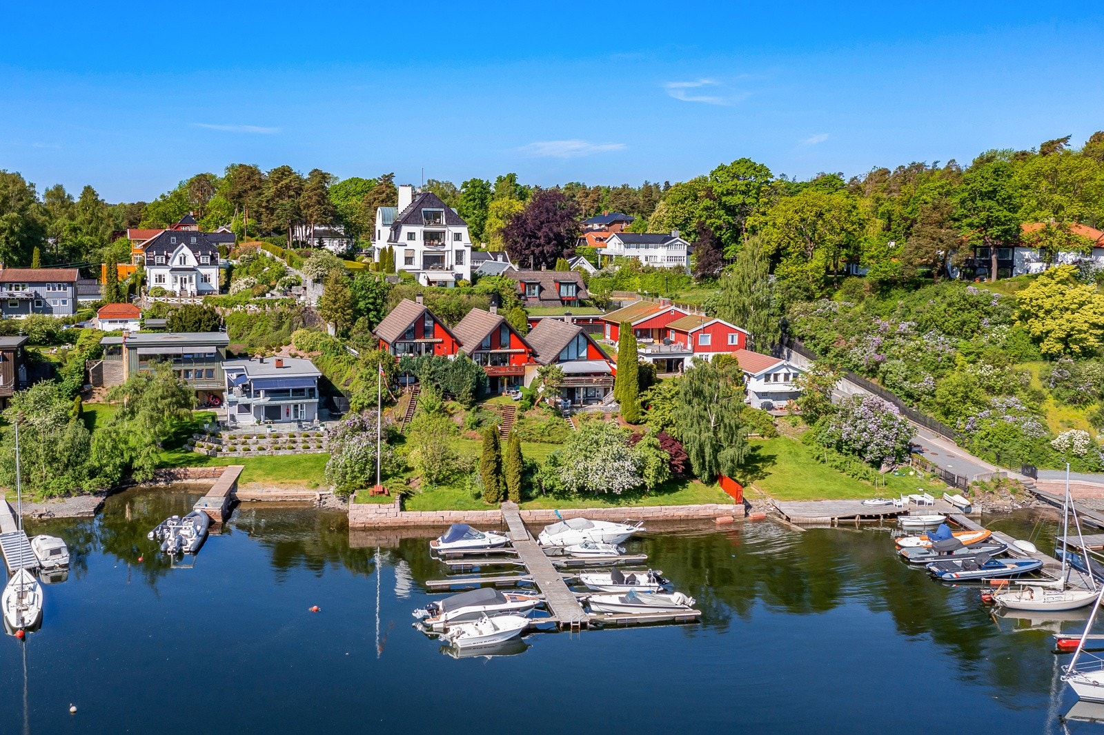 Fem eneboliger med felles strandparsell og brygge Galleribilde