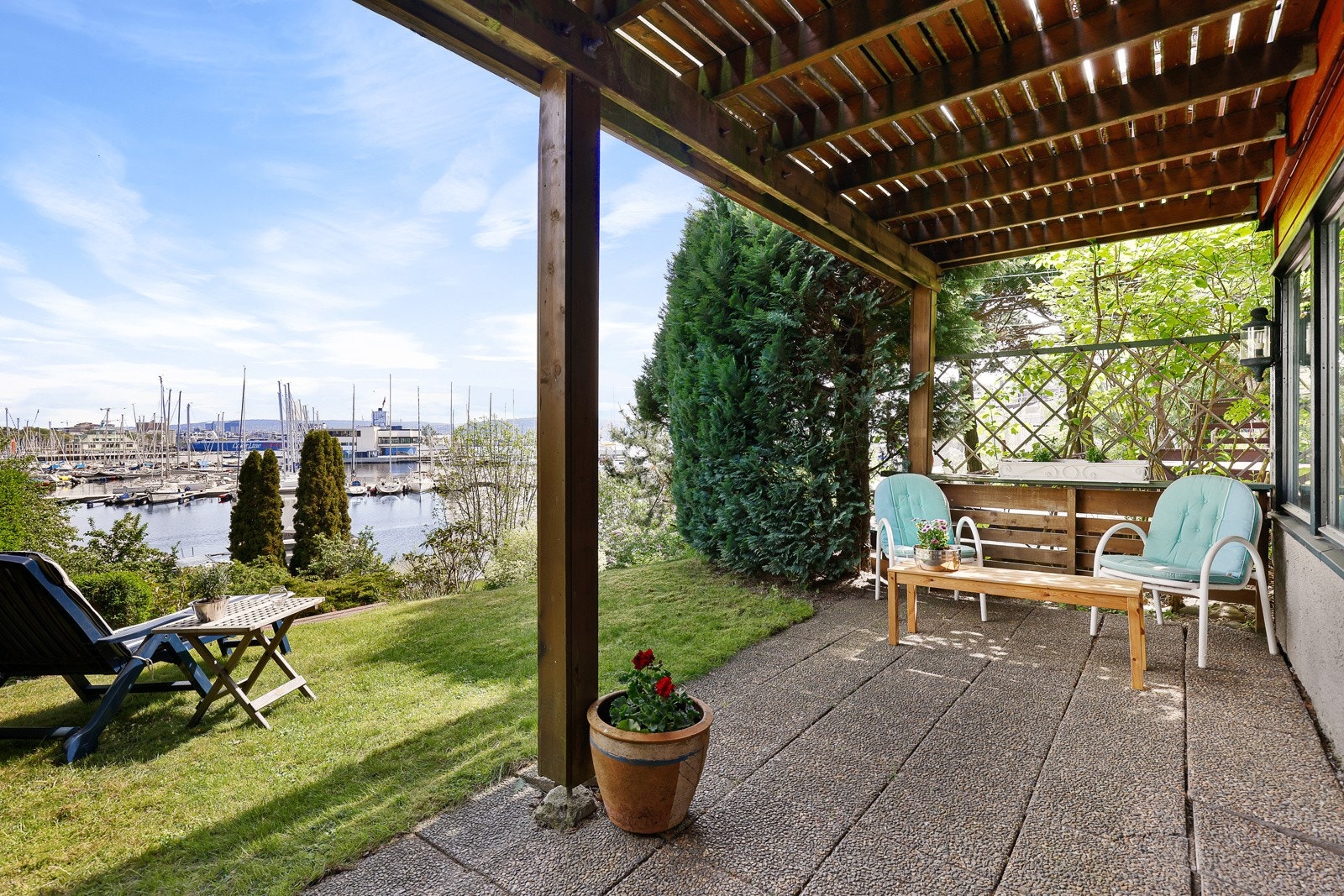 Terrasseområde fra sokkeletasje Galleribilde