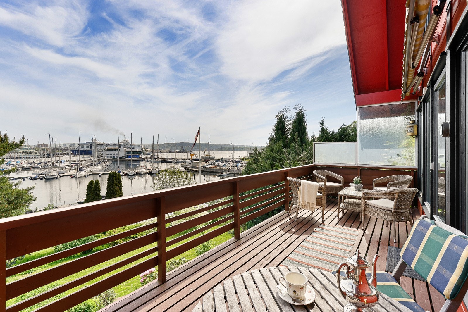 Alltid spennende utsikt fra stue og hovedterrasse Galleribilde
