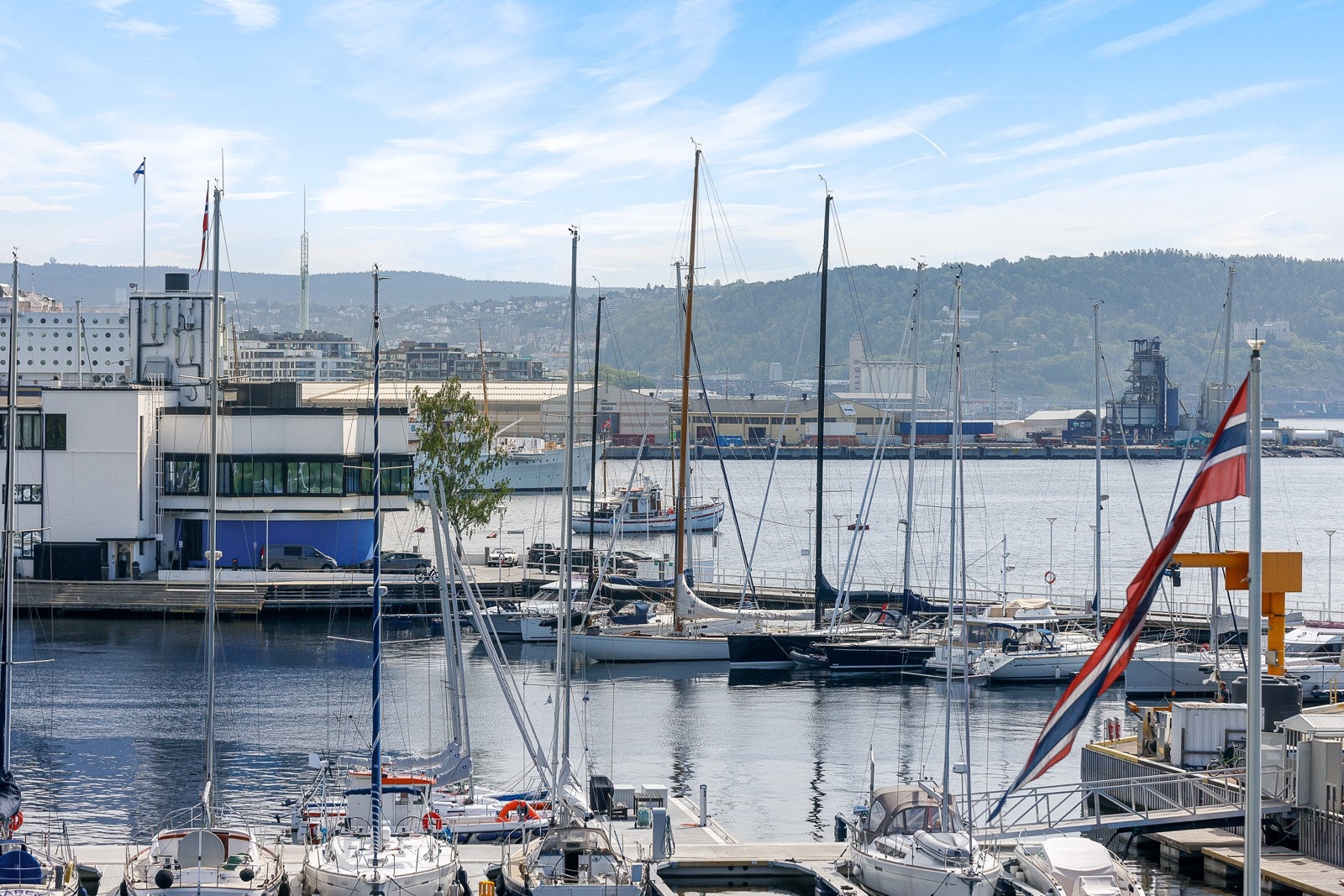 Bak Dronningen har Kongeskipet sin plass. Filipstadkaia, Vippetangen og Ekebergresaturanten videre bortover (utsnitt) Galleribilde