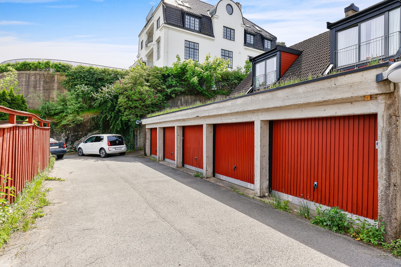 For eiendommen: 1 garasjeplass + 1 biloppstillingsplass Galleribilde