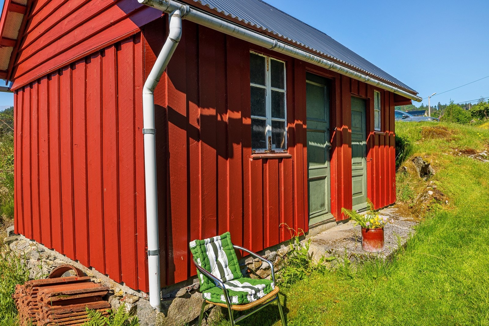Tilhørende uthus som i dag er brukt til to boder. Galleribilde