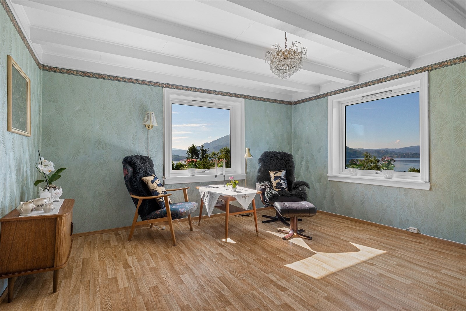 I stuen er det god plass til sittegruppe og det man måtte ønske. Galleribilde