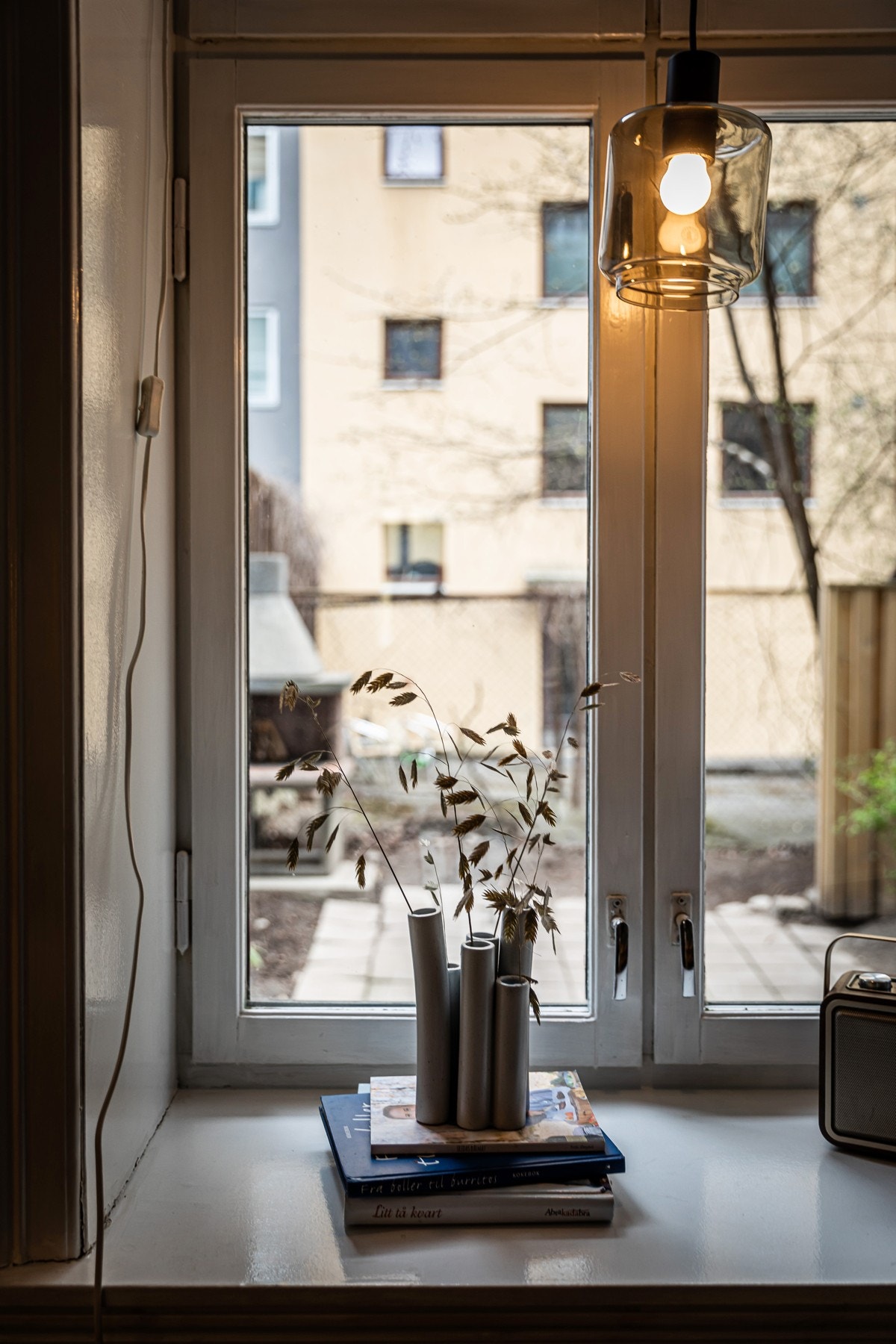 Kjøkkenet vender mot borettslagets fredlige og rolig bakgård. Galleribilde