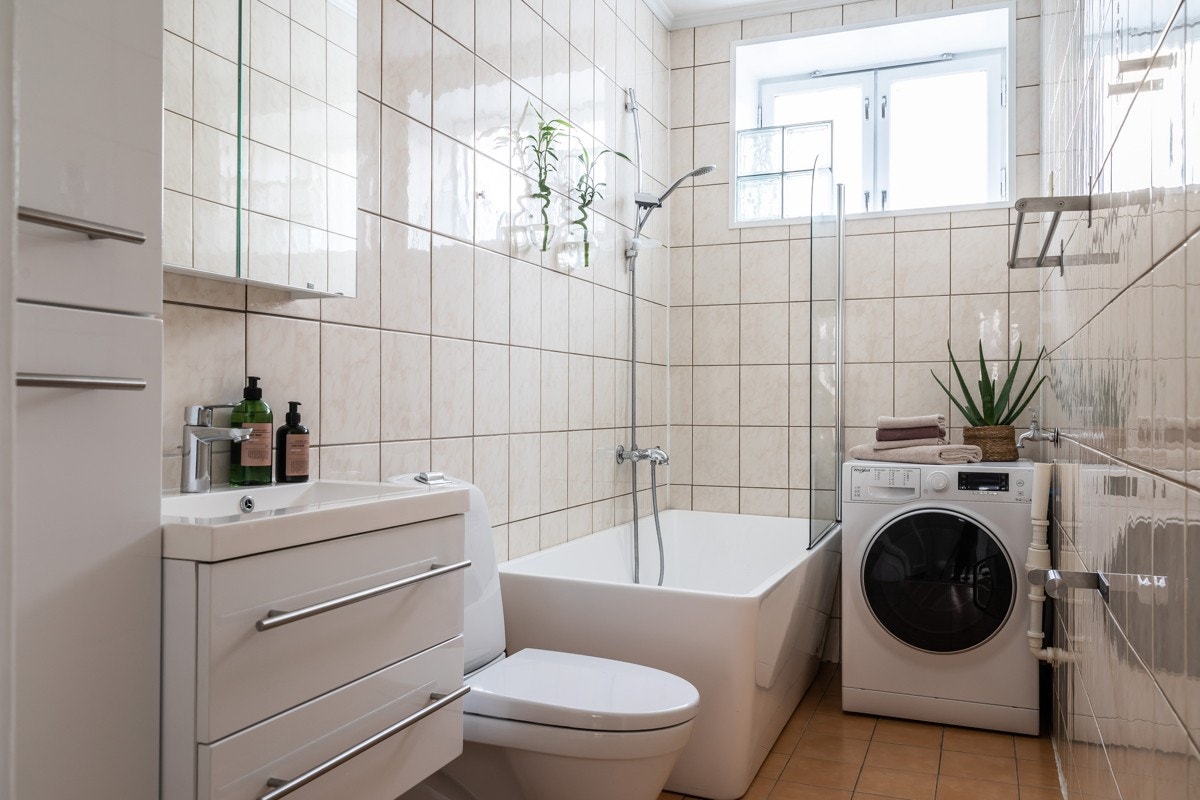 Badet finner du i enden av entréen, og dermed lett tilgjengelig for både gjester og leilighetens beboere. Galleribilde