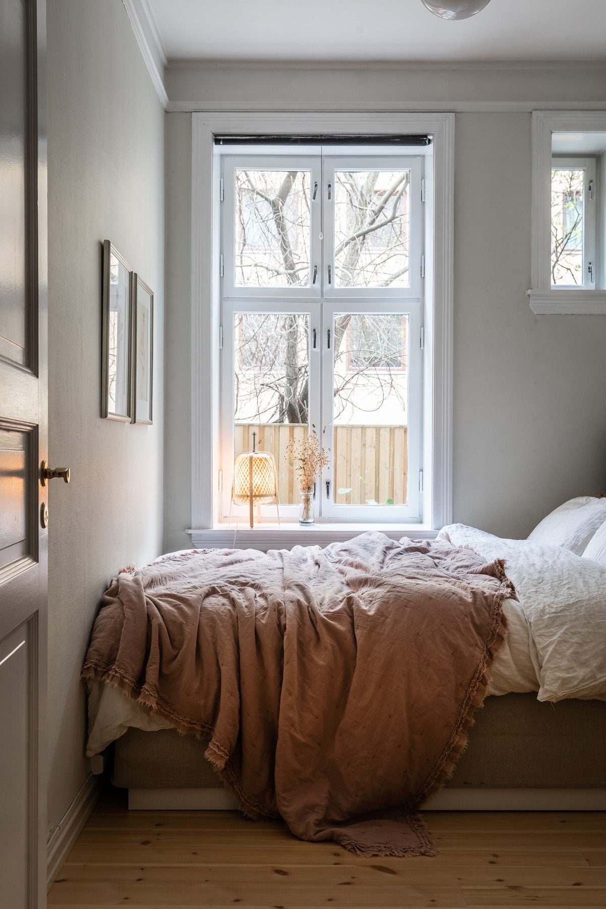 Rommet inviterer til en god natts søvn med sine fine fargevalg på vegger og et stort vindu som skaper en herlig romfølelse. Galleribilde