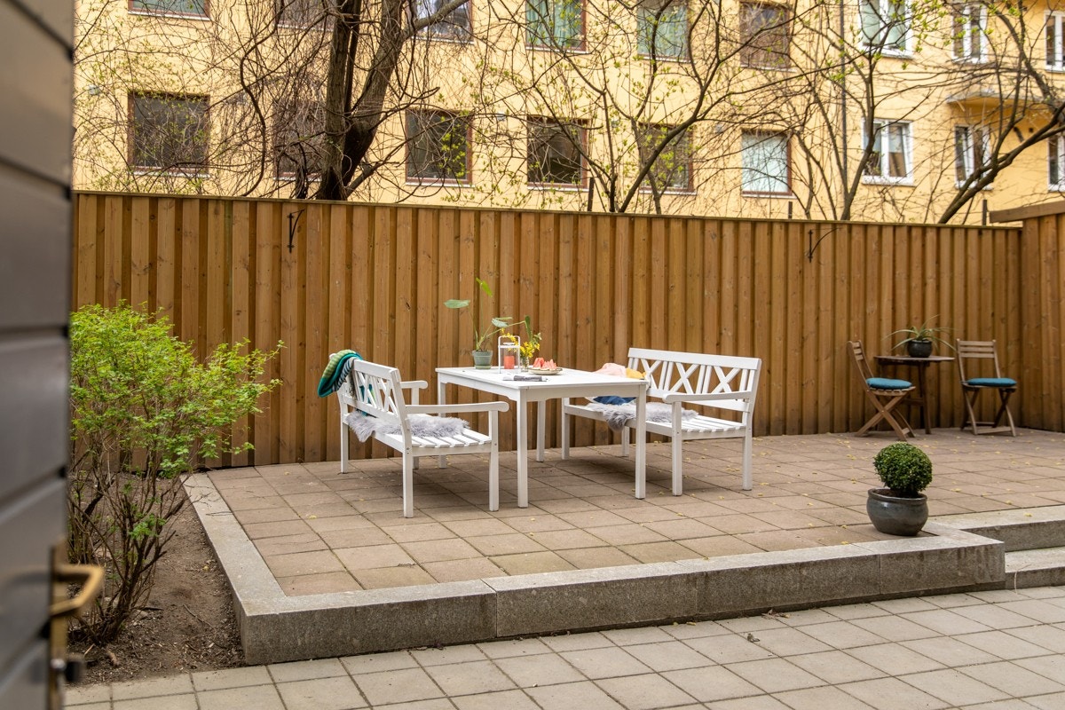 Fra leiligheten er det enkel adkomst ut til bakgården. Galleribilde