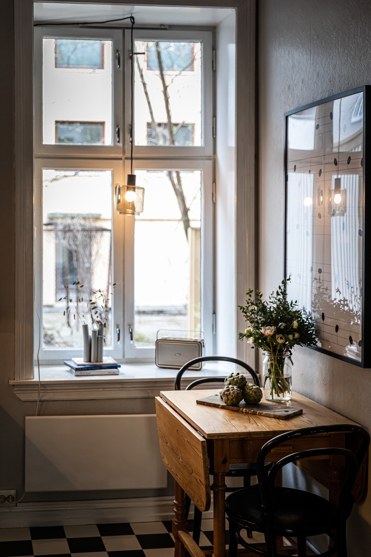 Det er plass til en spisegruppe, perfekt for å nyte dagens første måltid i ro og mak. Galleribilde