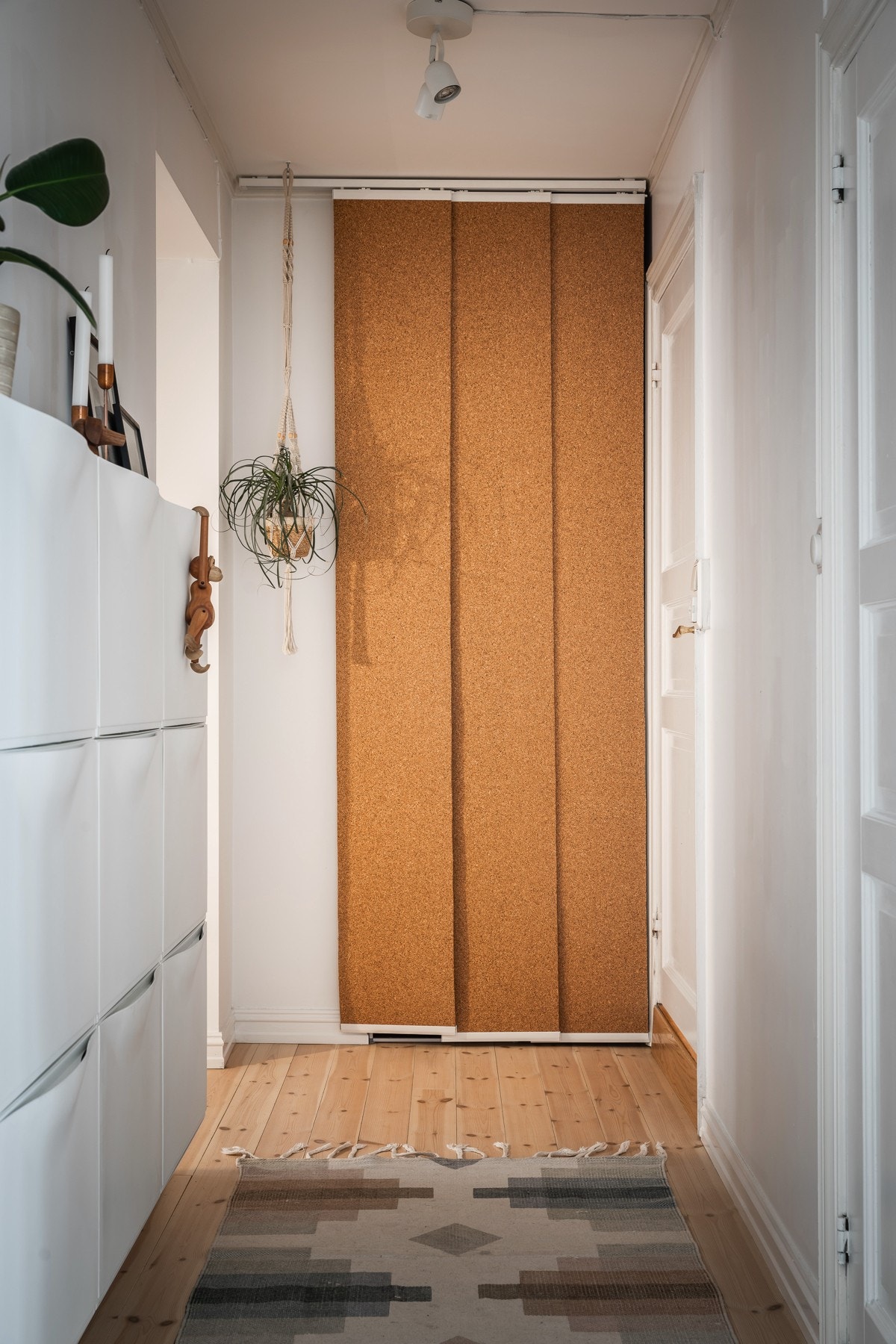 Mellomgang med god plass til oppbevaring i skap og kommode. Galleribilde