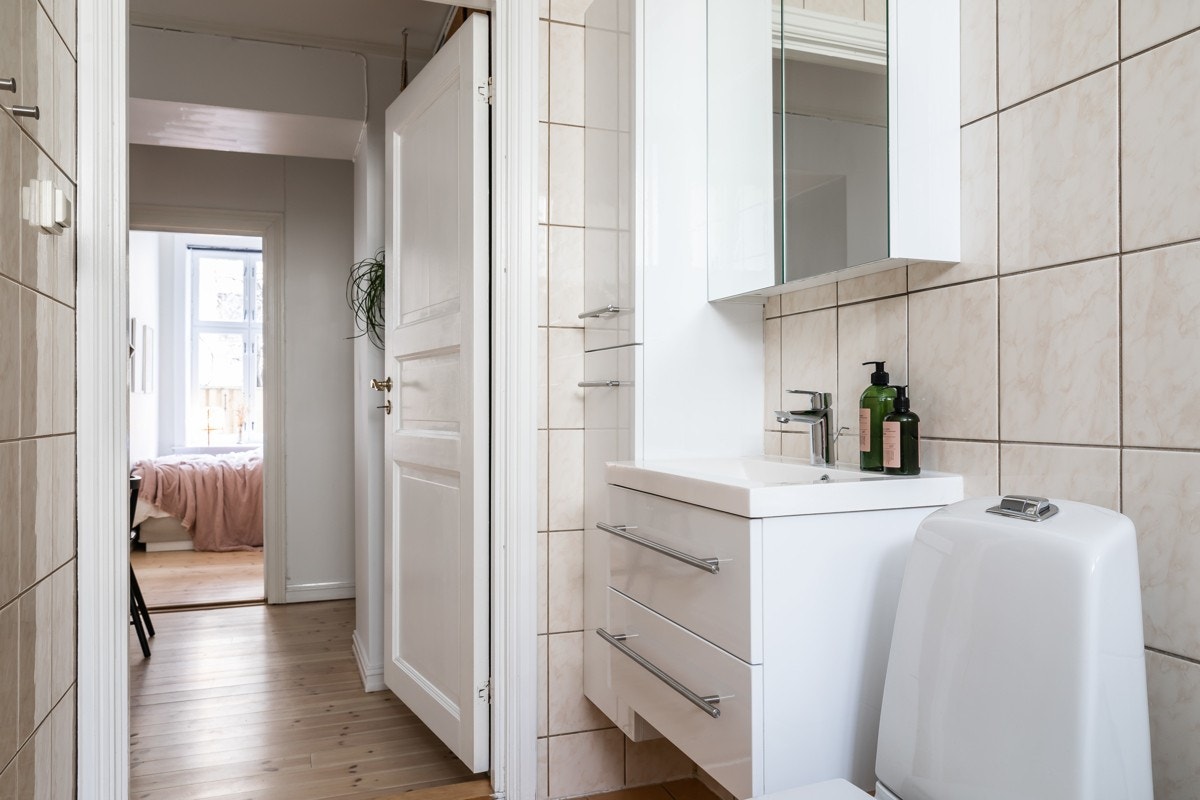 Varmekabler i gulvet sørger for ekstra komfort i hverdagen. Innredningen består av badekar, toalett, servant i skap, speilskap, høyskap, opplegg vaskemaskin. Innredningen er ny fra 2015, og badekaret er fra 2019. Galleribilde