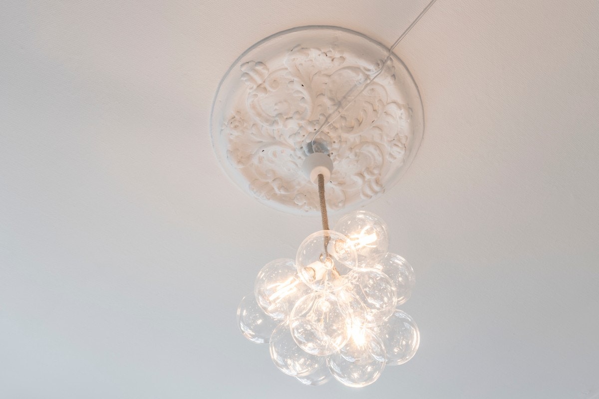 Leiligheten byr på gamle bygårdsklassikere, blant annet en flott rosett og stukkaturer i taket. Galleribilde