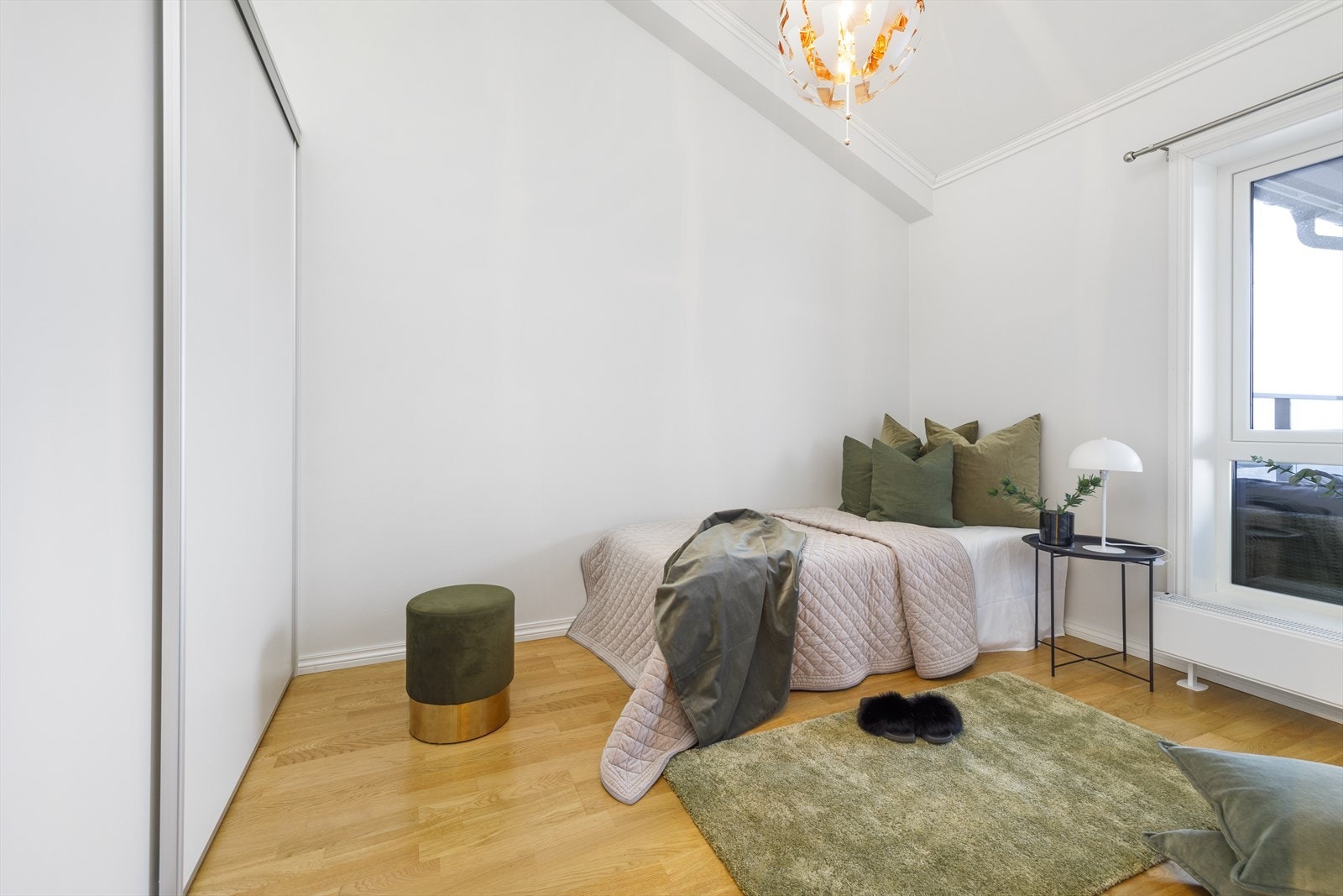 Soverommet innenfor stuen er utstyrt med stor skyvedørsgarderobe med belysning. Galleribilde