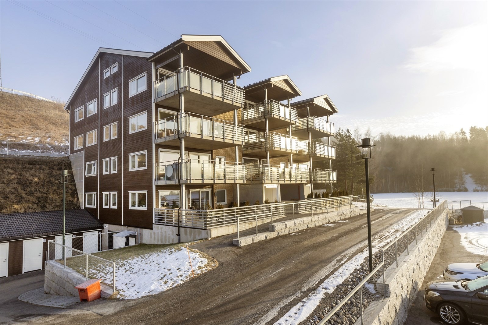 Leiligheten har en attraktiv beliggenhet på toppen i Konglefaret 31. Bygget består av 12 leiligheter og garasjekjeller med boder. Galleribilde