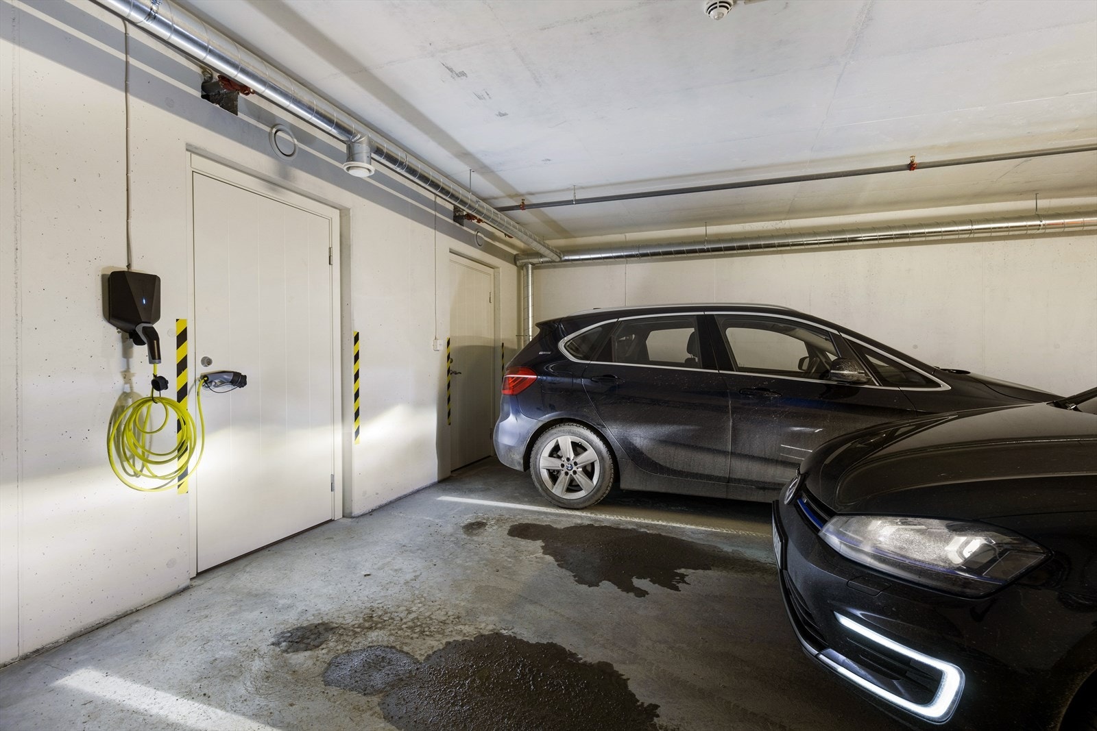 Ta heisen rett ned i parkeringskjelleren. I bakkant av p-plassen er det bod på snaue 5 kvm. Selve parkeringsplassen er målt til 2,38 x 5,01 meter. Lader av typen Easee følger med salget. Galleribilde