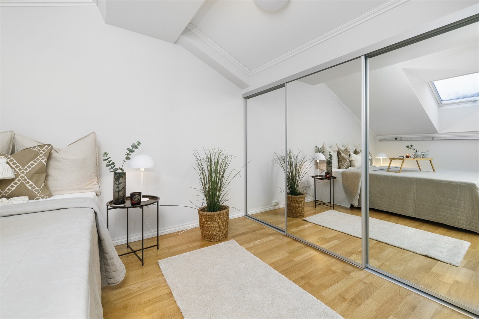 Bak skyvedørene finner du walk-in garderoben. Galleribilde