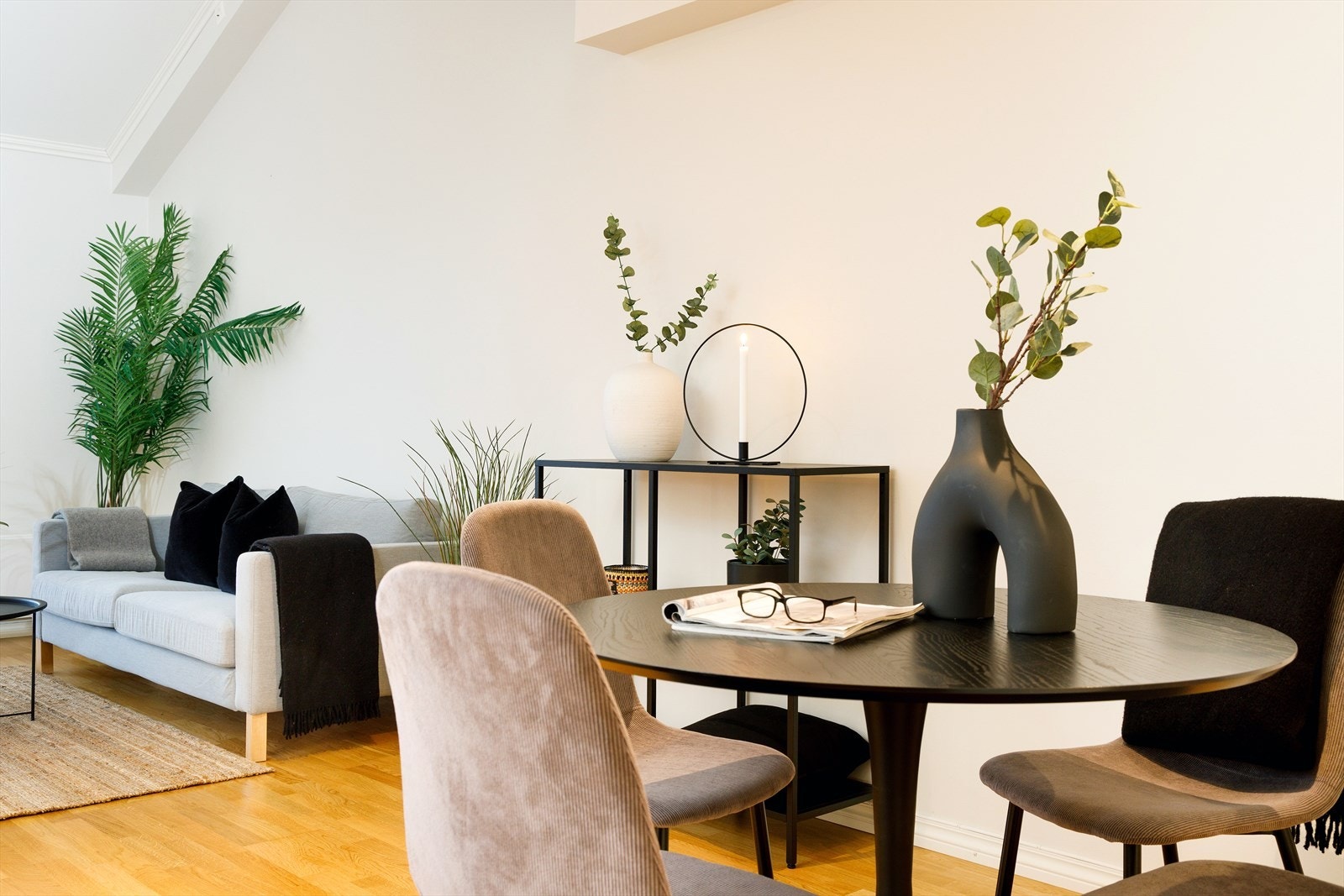 Fyll veggene med kunst, familiefotografier og det som ellers er med og skaper akkurat ditt hjem. Galleribilde