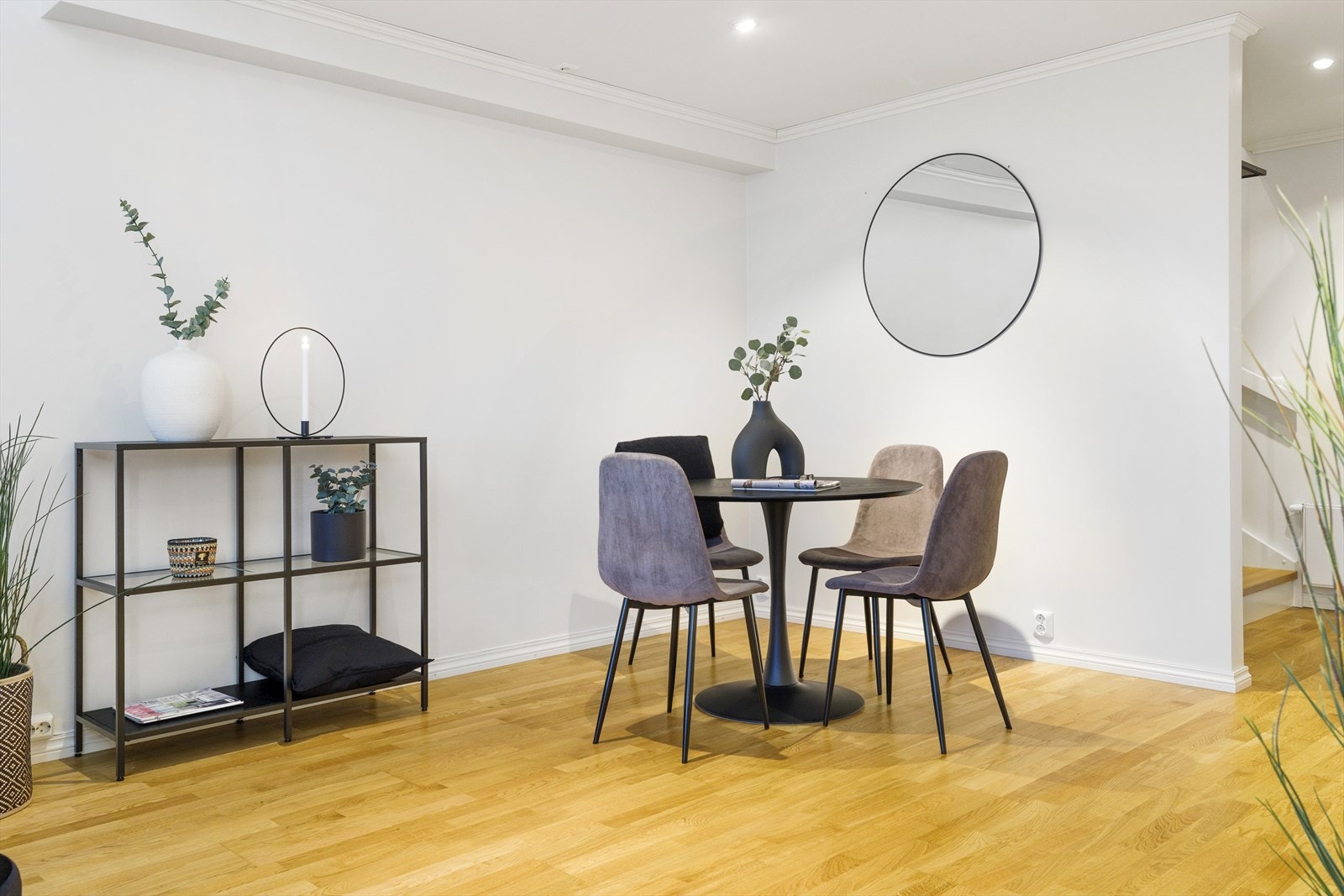 Rundt, avlangt, ovalt spisebord? Galleribilde