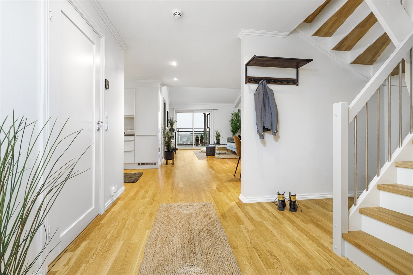 Hatt, frakk og kalosjer - alt finnes det en plass til i entreen. Under trappen er det uante muligheter for garderobeløsning. Galleribilde