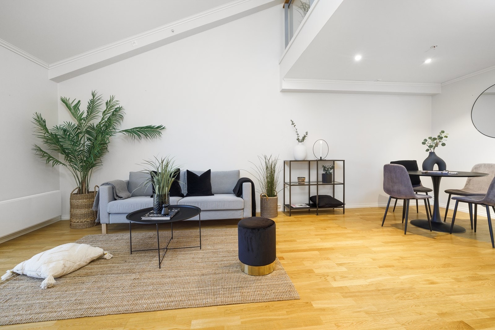 Velkommen inn i en stilren og forsiktig brukt leilighet med en planløsning du sjelden ser maken til! Galleribilde