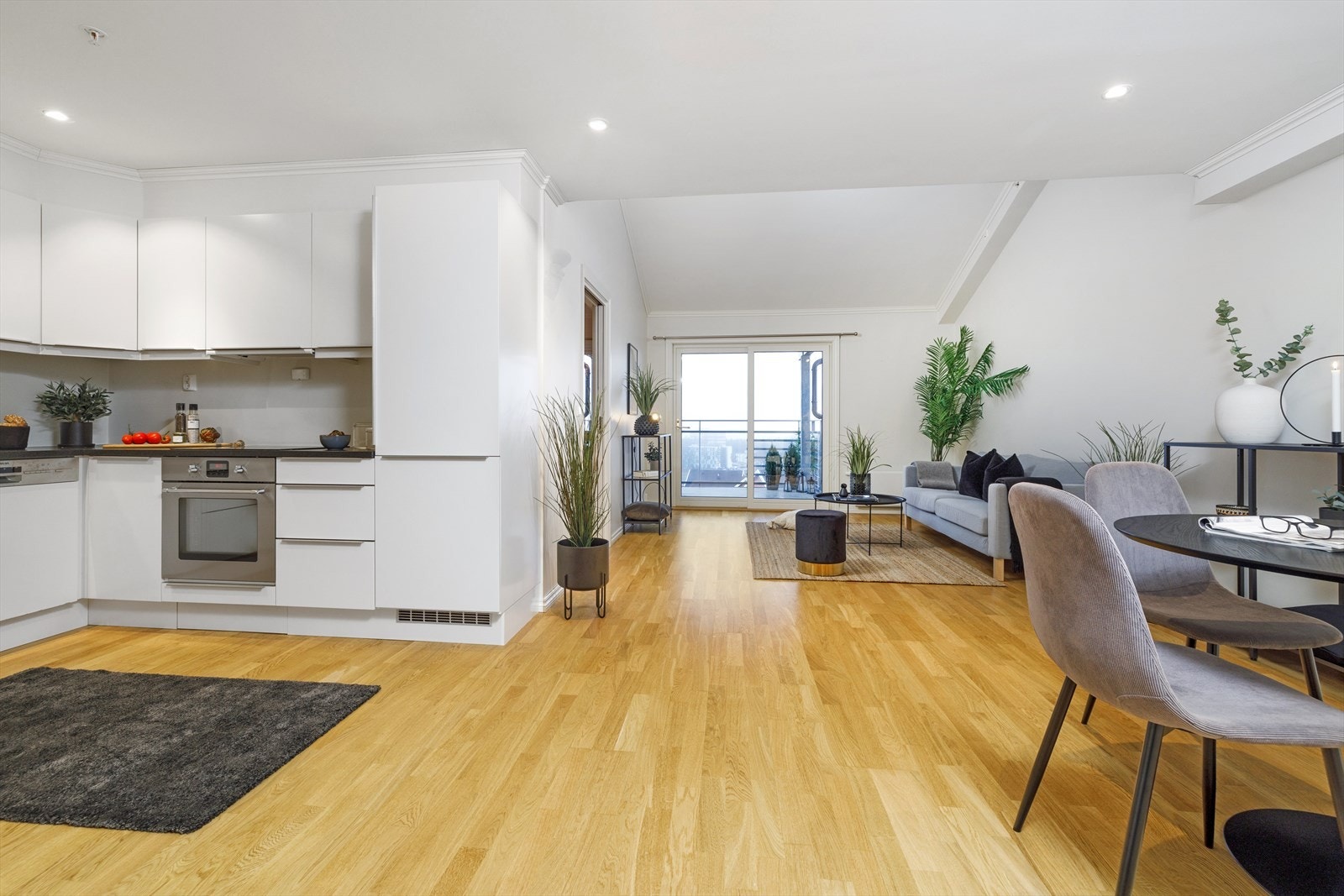 Høyreist stue med utgang til overbygget terrasse med en utsikt du kommer til å elske! Galleribilde