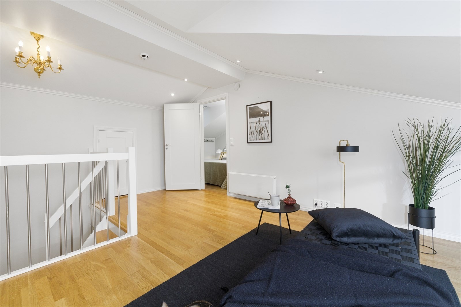 På plan to finner du denne lune TV-kroken med plass til for eksempel daybed eller sofa. Det er romslig lagringsplass i kneloftet (den lille døren ved siden av inngangen til soverommet. Galleribilde