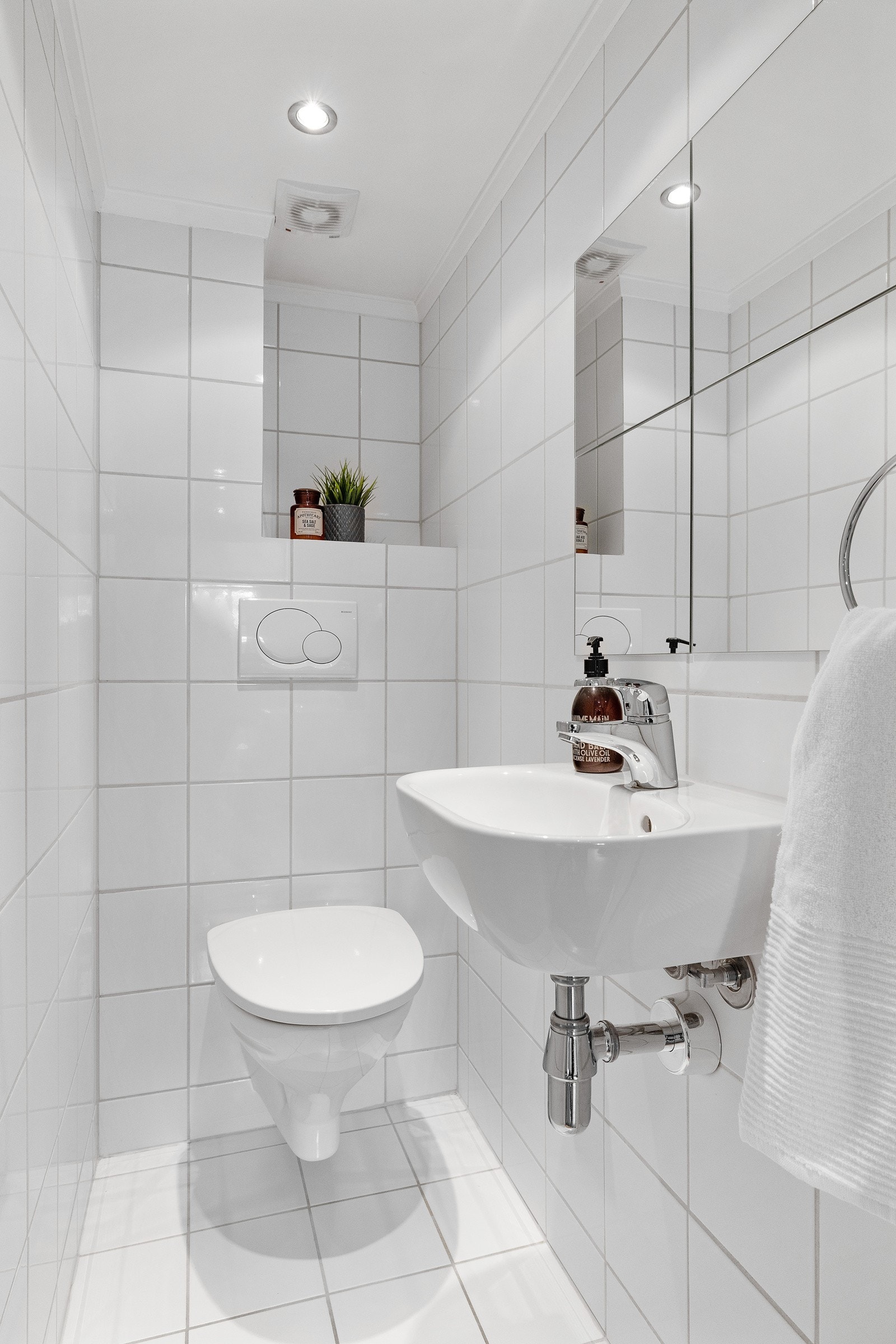 Praktisk separat toalett i underetasjen, innredet med klosett og servant. Galleribilde