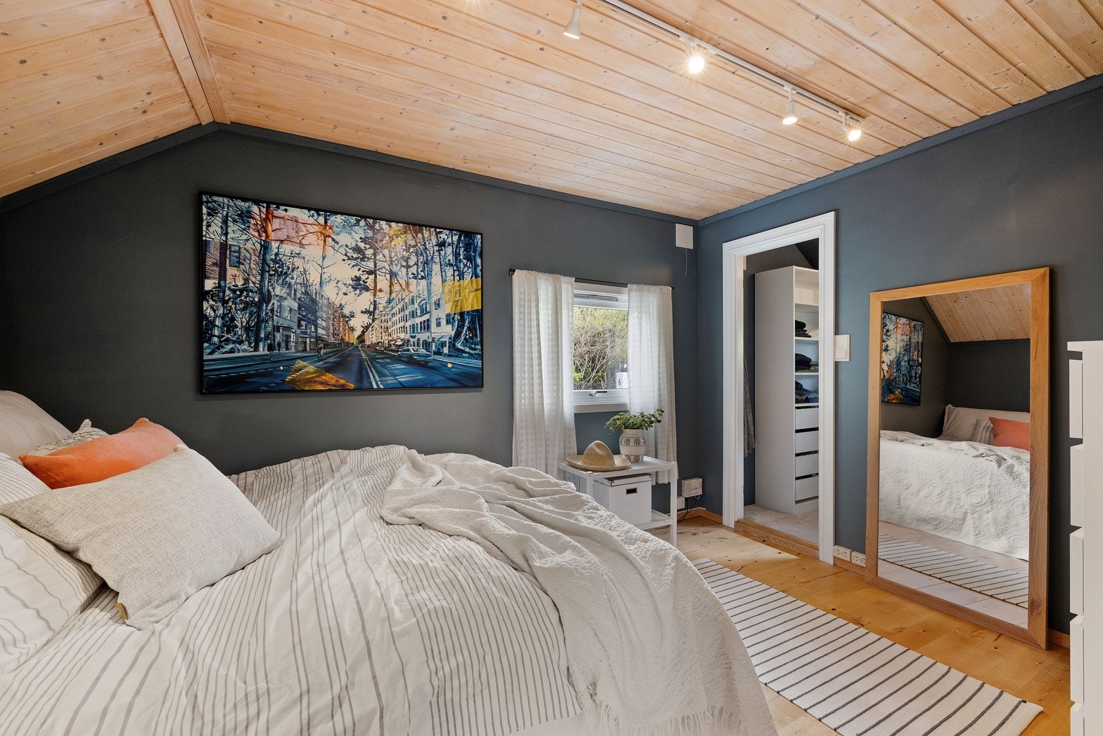Soverommet i første etasje har tilgang til walk-in-closet. Galleribilde