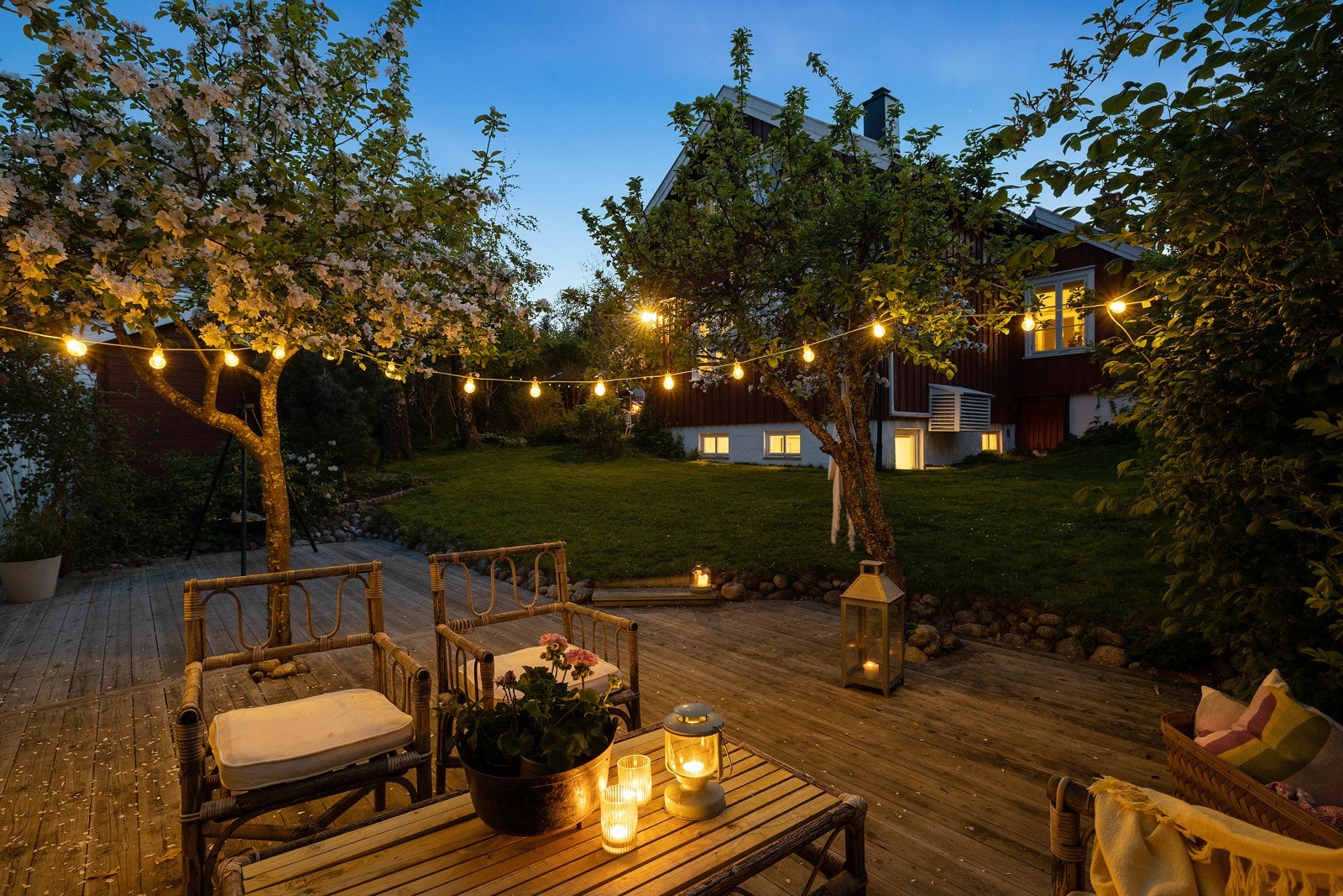 Stor terrasse på nedsiden av huset med god plass til flere sittegrupper. Galleribilde