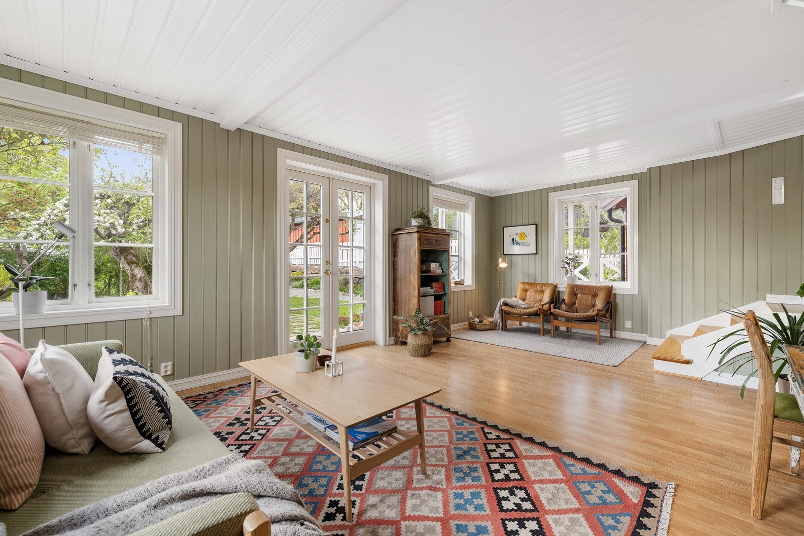 Lys og romslig stue med store vindusflater som slipper inn godt med naturlig lys. Galleribilde