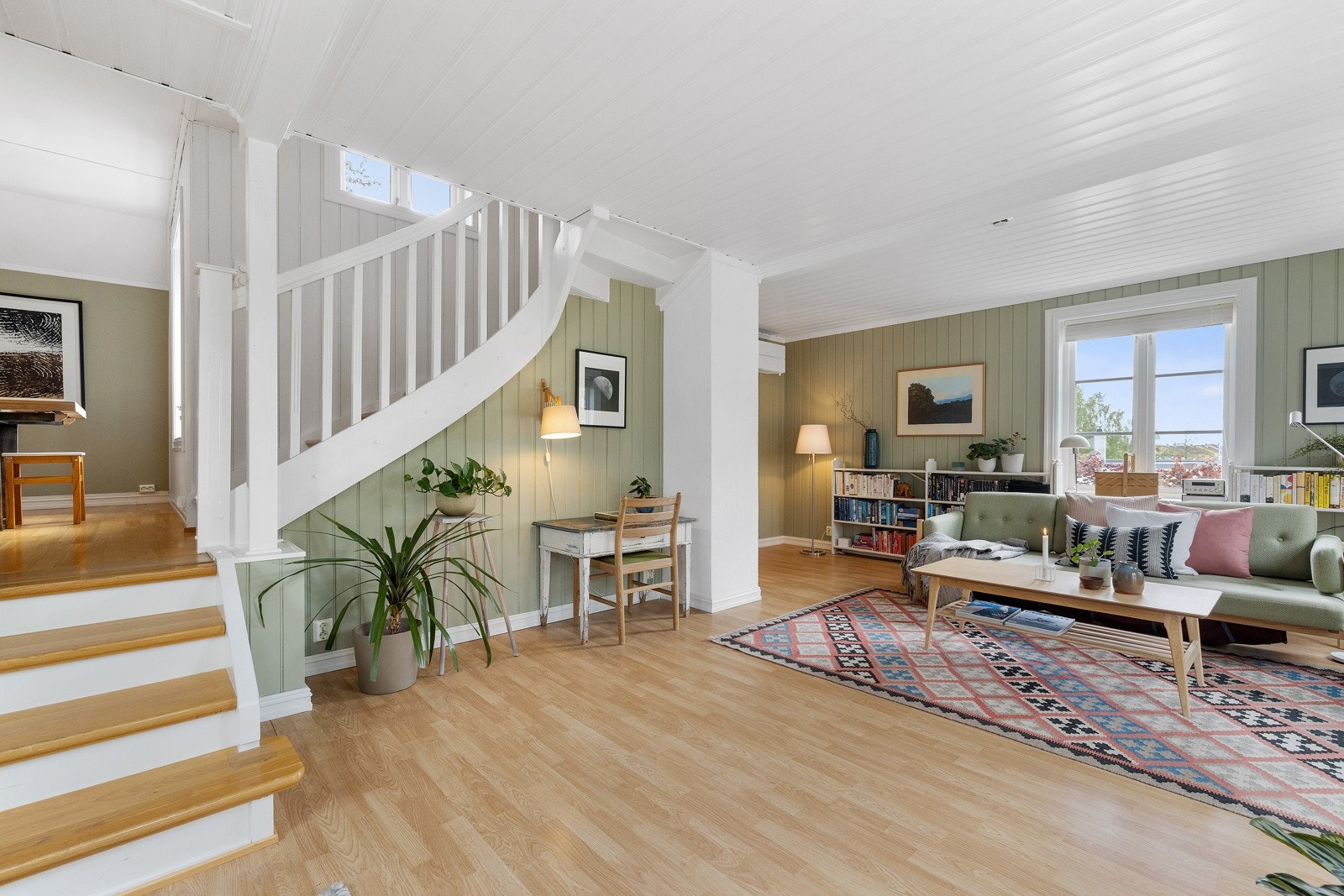 Her er det god plass til flere sittegrupper. Galleribilde