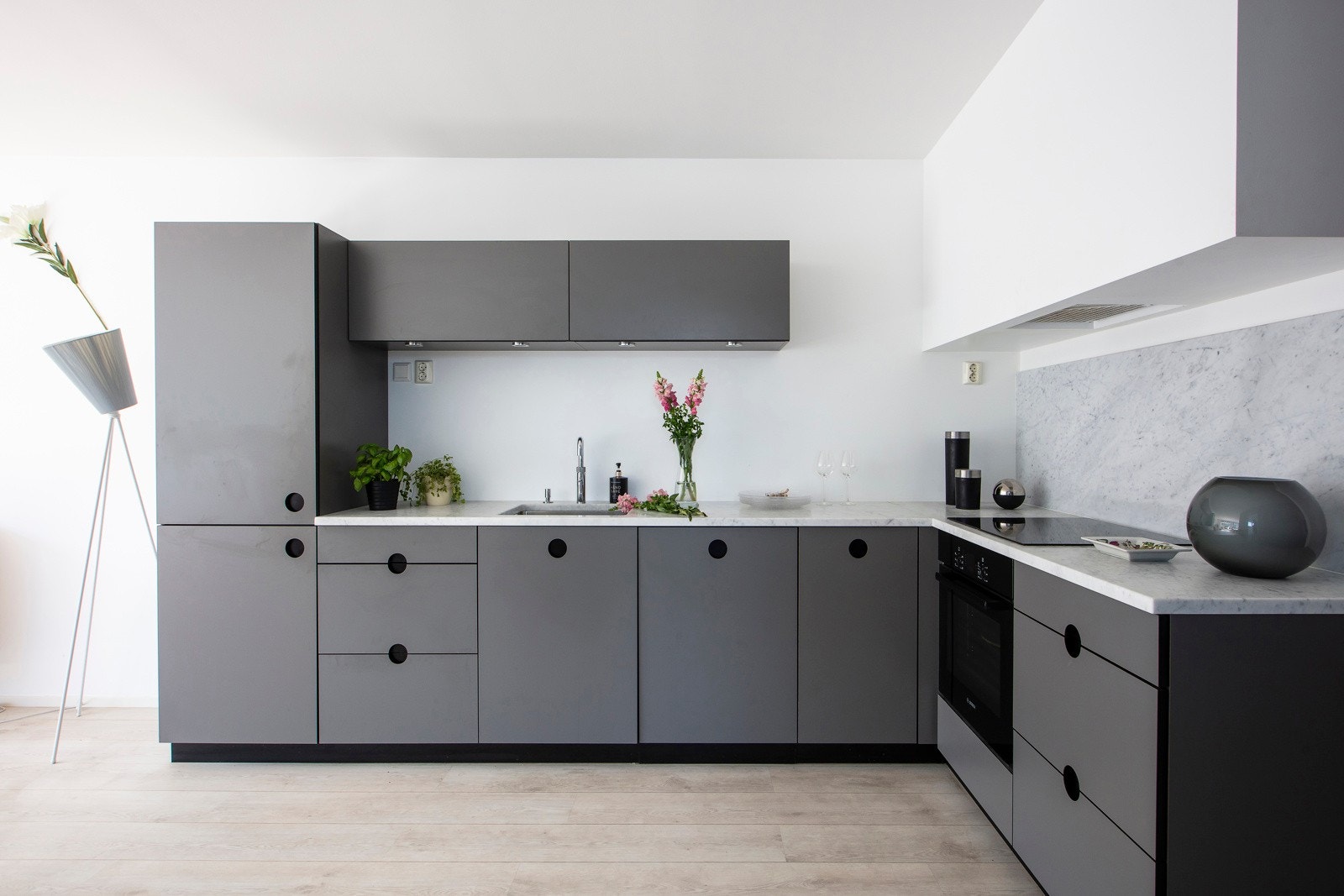 Selve innredningen fra CPG Square/Boform fremstår eksklusiv og moderne i mørk gråtone. En stilfull benkeplate i marmor passer fint inn i innredningen. Blandebatteri/kran med koke/varmtvanns-funksjon. Galleribilde