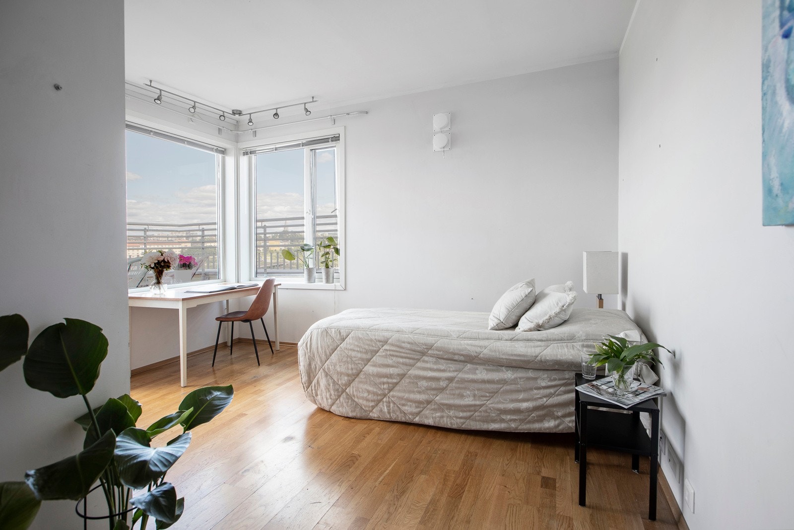 Oppholdsrommet med kjøkken og stue har plass til seng, spisebord og sofa. Galleribilde
