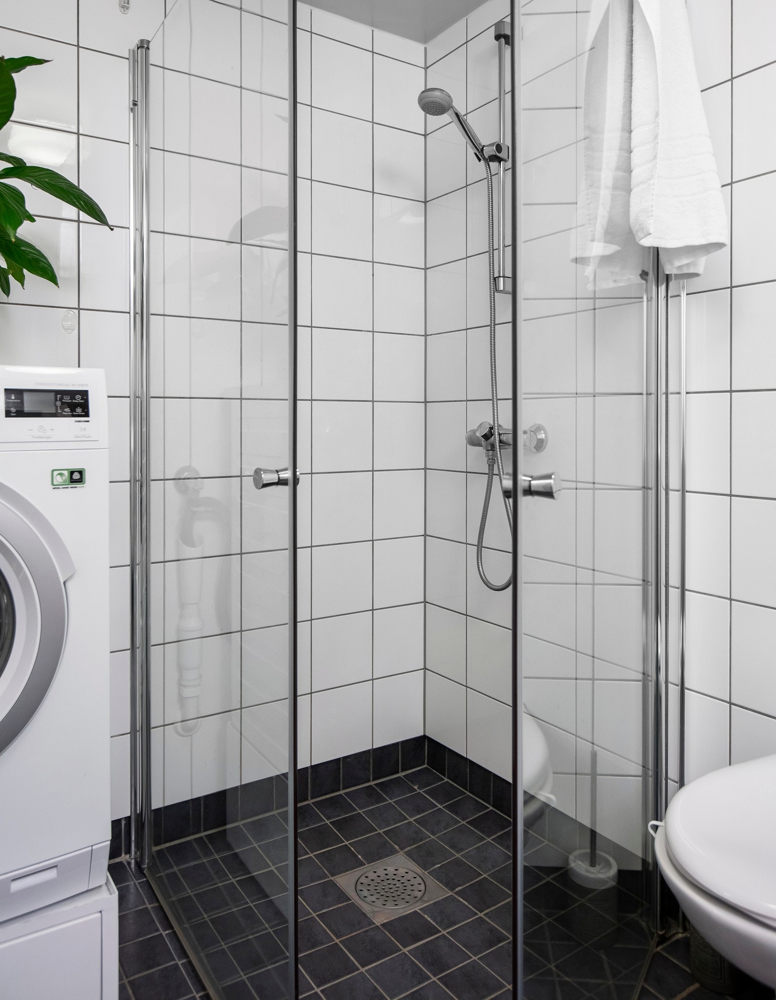 Badet er utstyrt med dusjnisje i glass, vegghengt toalett, servant med innredning, speil og skap. Du har selvfølgelig varme i gulv, og opplegg for vaskemaskin. Galleribilde