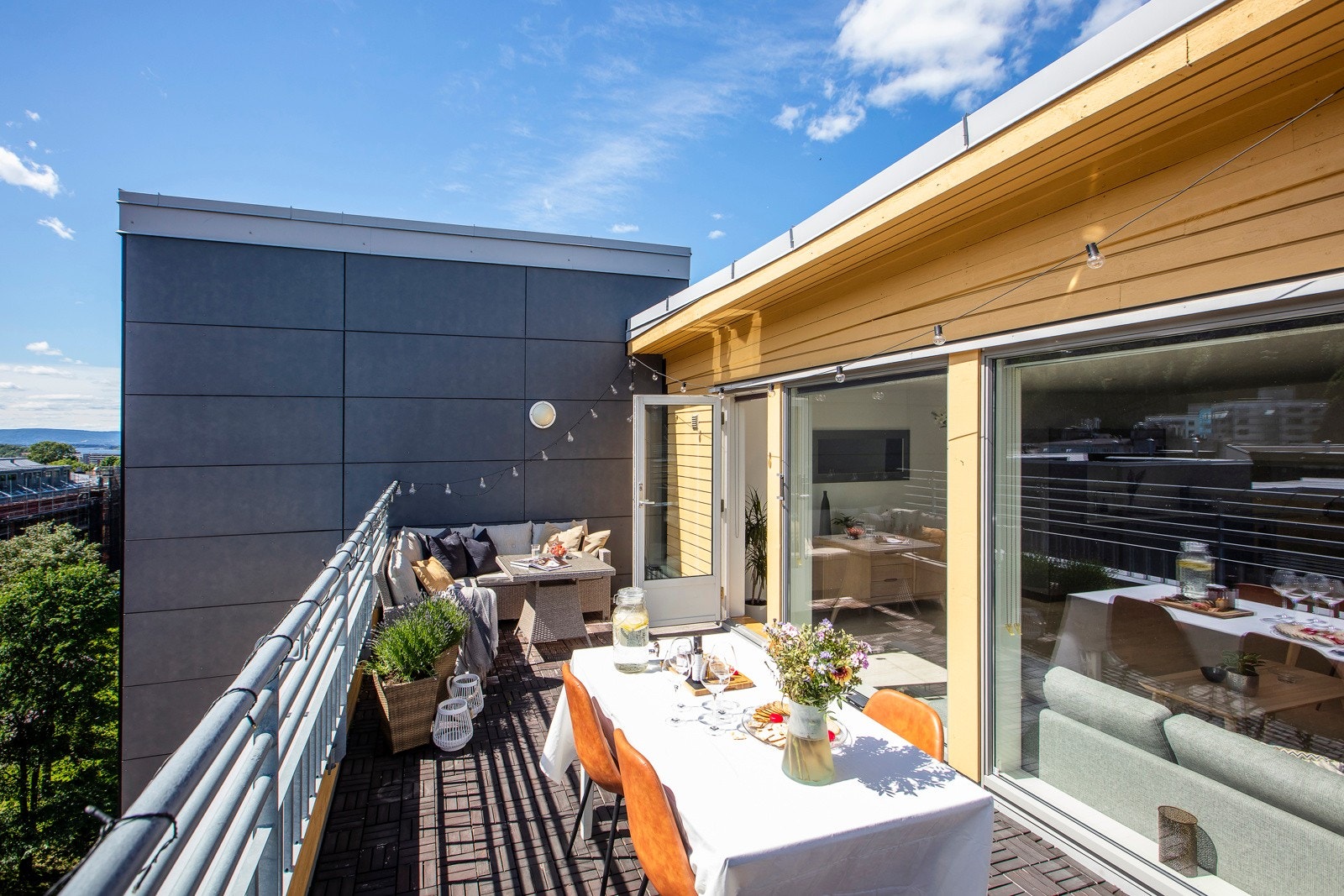 Du har god plass til å innrede med både sittegruppe/lounge og spisebord. Det er tillatt med elektrisk- og gassgrill. Galleribilde