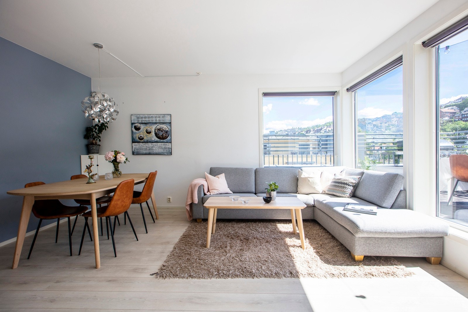 Topp- og hjørneleilighet fra 2007 med moderne arkitektur, god takhøyde og store vindusflater. Galleribilde