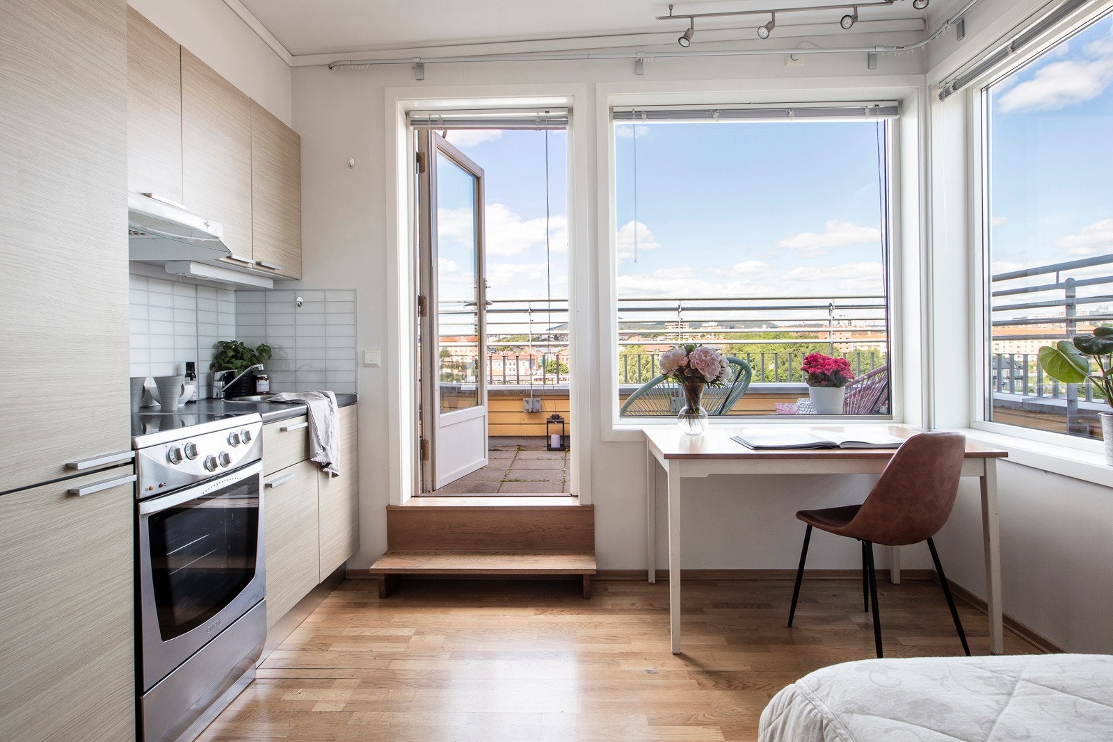 Dagens planløsning har en hoveddel og en utleiedel. Utleiedelen har nåværende eier leid ut for 11.000,- skattefritt,. Galleribilde