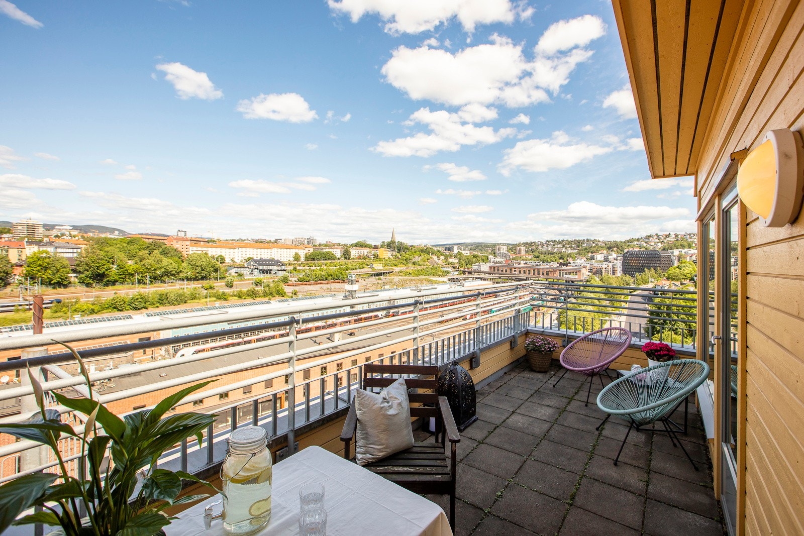 Uteleiedelen har takterrasse på 16 kvm. Her ser du fritt mot Vålerenga og Galgeberg, en urban og trivelig utsikt. Galleribilde