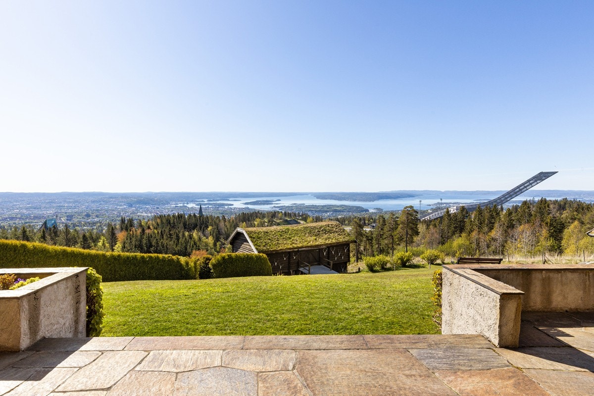 Sydvendt terrasse med utgang fra stue og bibliotek Galleribilde