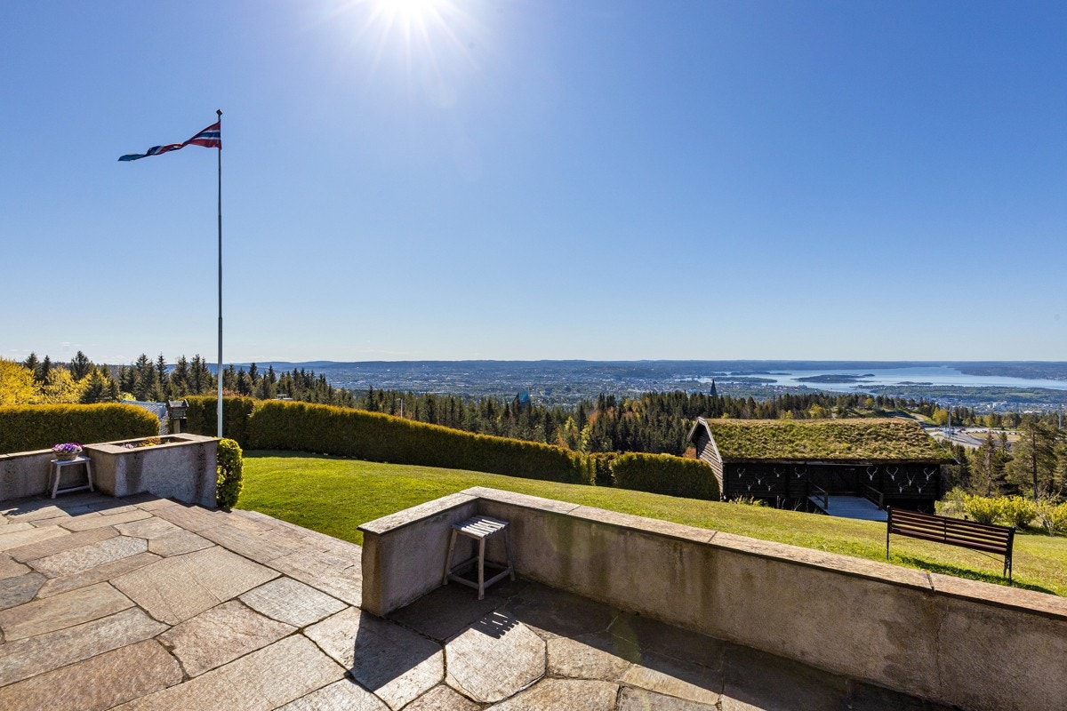 Sydvendt terrasse med utgang fra stue og bibliotek Galleribilde
