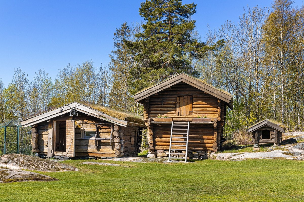 Hundehus tilknyttet inngjerdet hundegård og Stabbur (trolig opprinnelig fra Numedal) Galleribilde