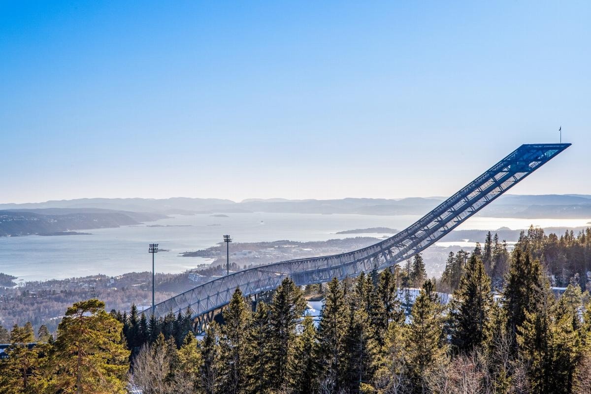 Holmenkollbakken ligger som et flott monument sett fra eiendommen Galleribilde