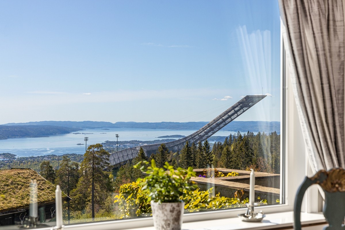 Holmenkollbakken ligger som et flott monument sett fra eiendommen Galleribilde