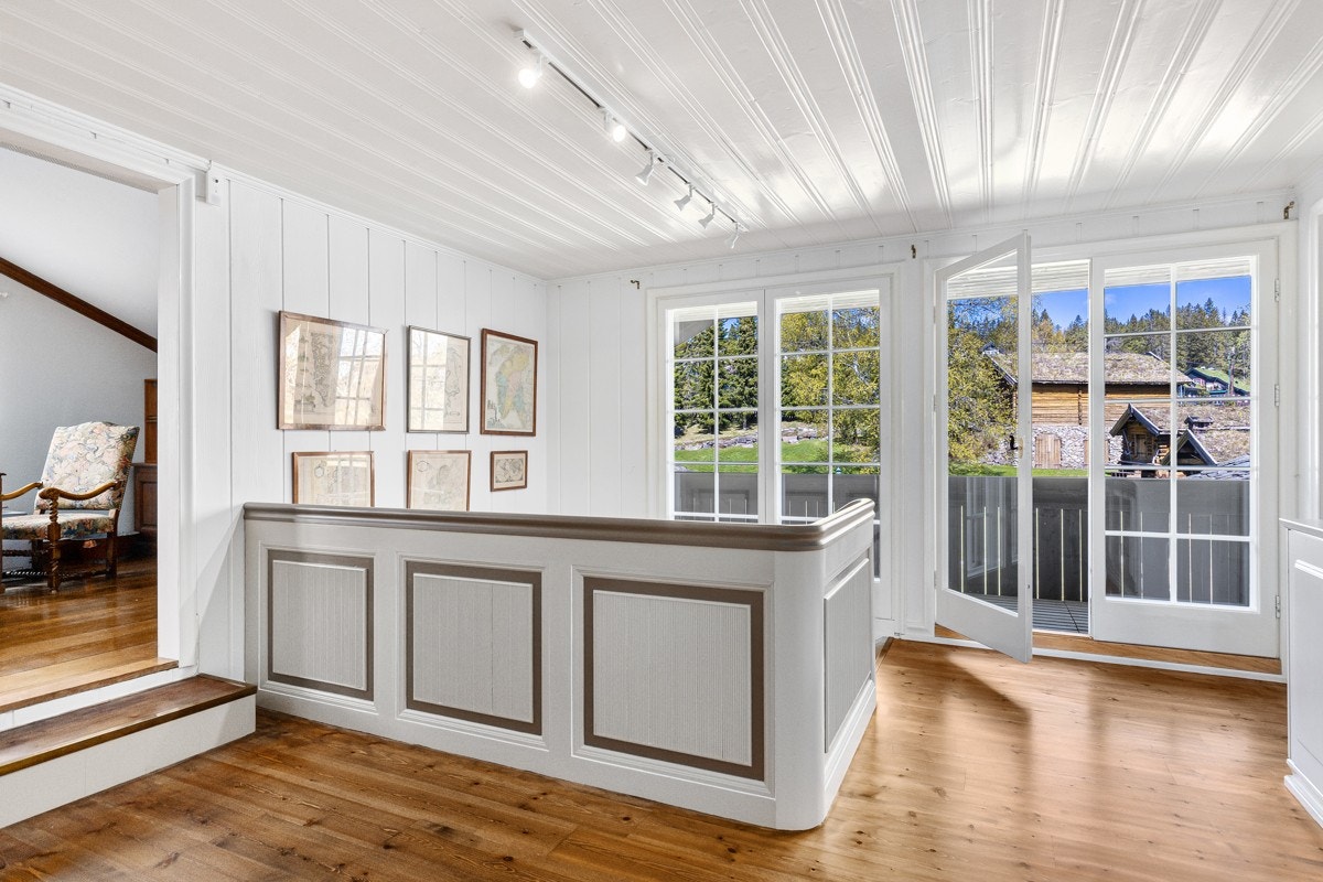 Hall 2. etasje med utgang til balkong Galleribilde