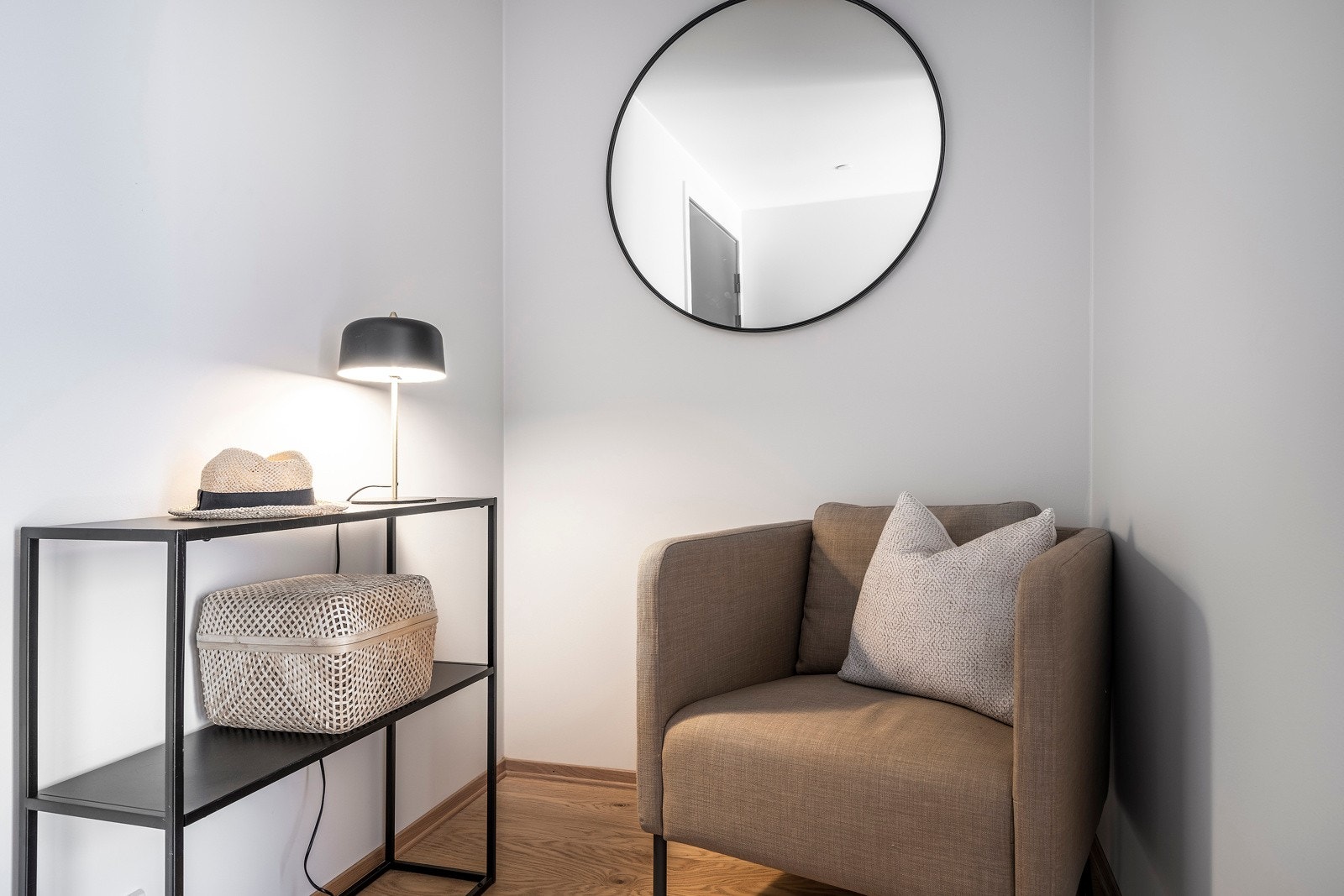 Garderobeløsning | Du får muligheten til å sette opp egen garderobeløsning hvor du kan henge fra deg yttertøy og sette fra deg skoene. Galleribilde