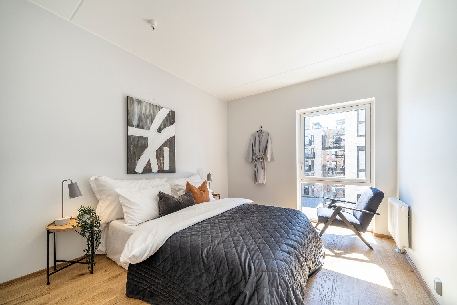 Soverom I | "Master bedroom" med god plass til dobbeltseng og ønsket møblement. Galleribilde