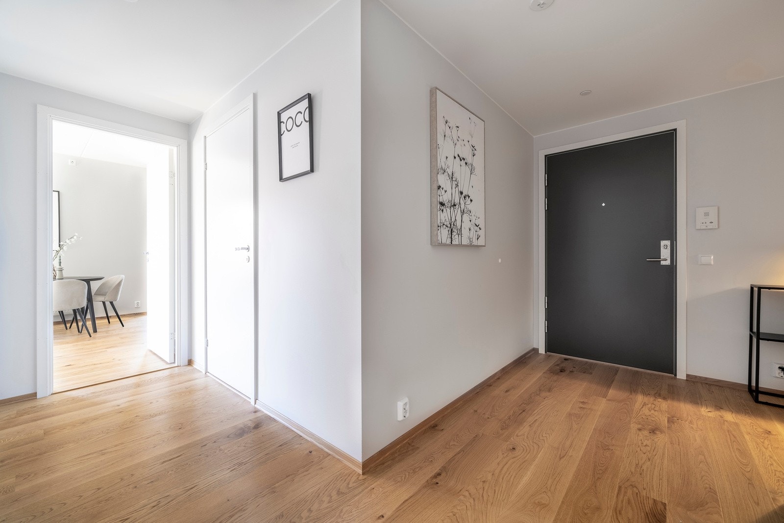 Hallen | Hallen er et knutepunkt for alle rom i leiligheten. Galleribilde